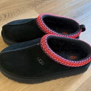 UGG Tasman Black Mules Slippers with Pink Red Trim Never Worn
